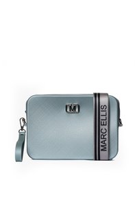 Borsa a tracolla azzurro chiaro realizzata in materiale testurizzato. Presenta un logo argento, una tracolla rimovibile e un accento a motivi in bianco e nero.