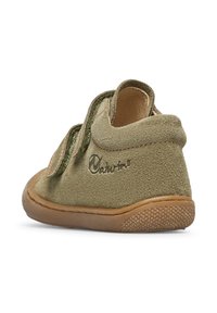 Scarpa in suede verde con una texture morbida, dotata di suola in gomma, dettagli cuciti e un logo di lato. Design a taglio basso con lacci.