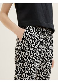 TOM TAILOR CROPPED - Broek - black small abstract design