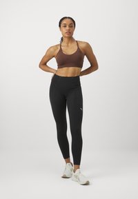 Puma MOVE SHAPELUXE SEAMLESS - Sujetadores deportivos con sujeción ligera - espresso brown