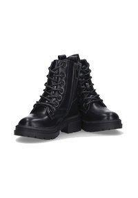 Botas de cuero negro hasta el tobillo con cordones y cremallera lateral. Presentan un tacón grueso y una suela de goma texturizada para mayor agarre.