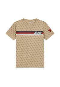 T-shirt en coton beige avec un motif logo intégral, une bande rayée rouge et noire avec le texte "GUESS", et un accent triangulaire rouge sur la manche.