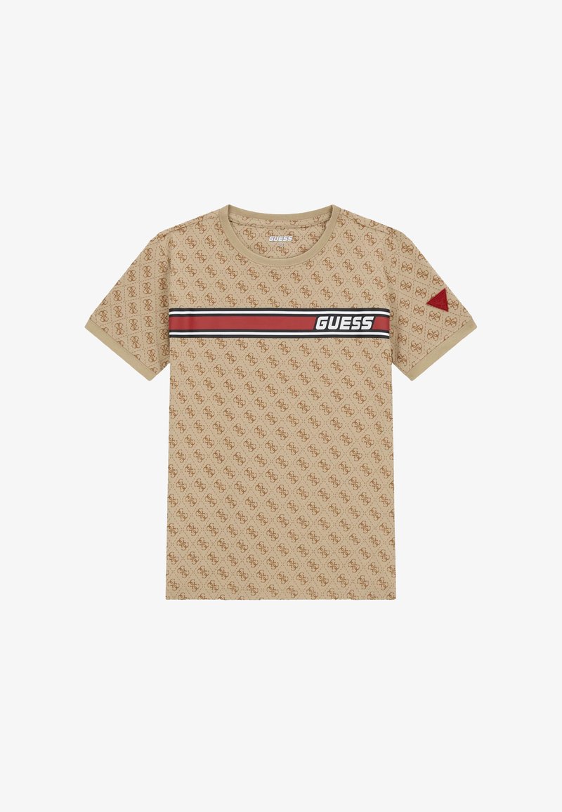 Bežs kokvilnas t-krekls ar visaptverošu logotipa rakstu, sarkanu un melnu svītru joslu ar "GUESS" tekstu un trīsstūra sarkanu akcentu uz piedurknes.