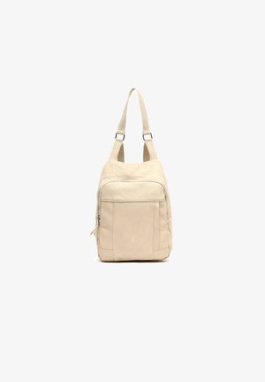 Beige Leder-Rucksack mit einem verstellbaren Schultergurt, einer Vordertasche mit Reißverschluss und einem minimalistischen Design für vielseitige Verwendung.