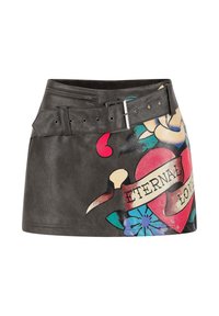 Minifalda de cuero negro con un cinturón ancho y gráficos coloridos estilo tatuaje de un corazón, flores y una pancarta que dice "AMOR ETERNO".