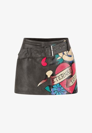 Minirock aus schwarzem Leder mit einem breiten Gürtel und bunten, tattooartigen Grafiken eines Herzens, Blumen und einem Banner mit der Aufschrift "EWIGE LIEBE".