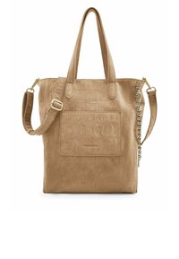 Tan faux lederen totebag met een gestructureerde afwerking, voorzien van twee handvatten, een afneembare schouderriem en een voorvak. Gouden accenten zichtbaar.