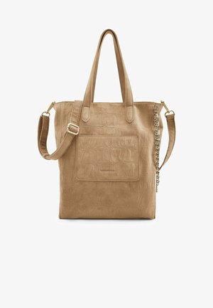 Tan faux lederen totebag met een gestructureerde afwerking, voorzien van twee handvatten, een afneembare schouderriem en een voorvak. Gouden accenten zichtbaar.