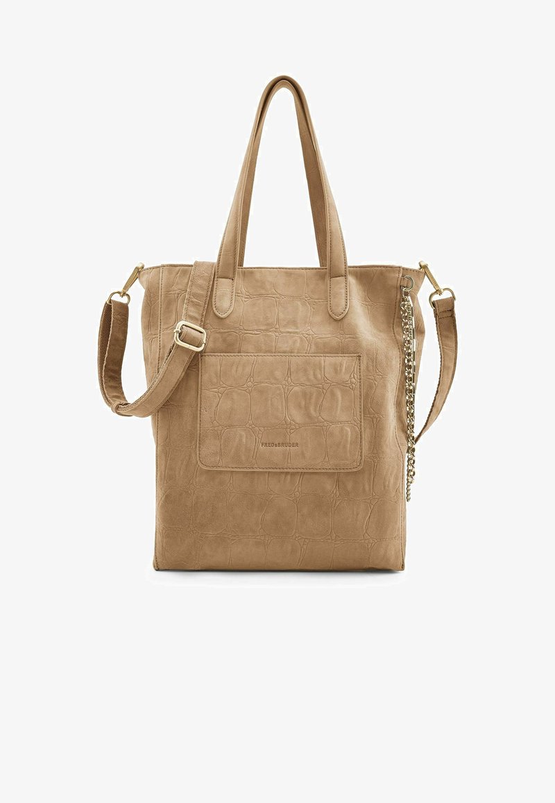Tan faux lederen totebag met een gestructureerde afwerking, voorzien van twee handvatten, een afneembare schouderriem en een voorvak. Gouden accenten zichtbaar.