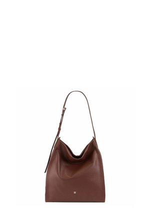 Bolso de hombro de cuero marrón con correa ajustable y pequeño logo dorado en el frente, con un diseño suave y desestructurado.