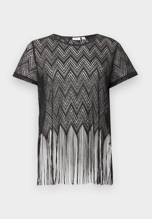 Μαύρο τοπ από δαντέλα με κοντά μανίκια, σχέδιο με ζιγκ ζαγκ και μακριά φούντα που κρέμεται από το τελείωμα.