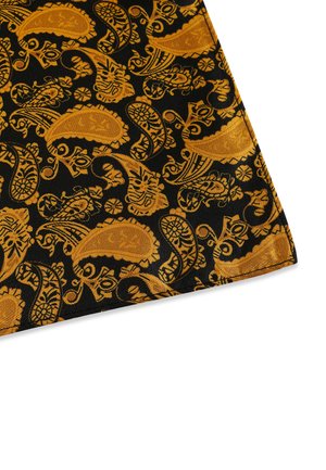 Svart stoff med oransje paisley- og blomster-motiver vevd i et detaljert, symmetrisk mønster, med en sydd kant.