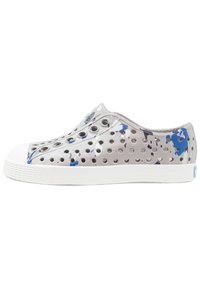 Zapatos slip-on de color gris claro con patrones en azul y negro, parte superior perforada para ventilación y suela de goma blanca con borde texturizado.