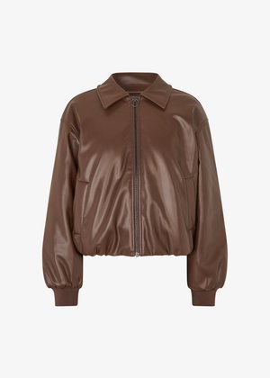 Veste bomber en simili cuir marron avec fermeture éclair sur le devant, col, et poignets élastiques, présentant une silhouette cropped. Texture lisse et détails minimalistes.