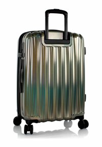 Valigia rigida con design a righe in colori iridescenti, dotata di manico telescopico e quattro ruote nere per la mobilità.
