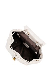 Witte leren handtas met gouden hardware, een zachte textuur en een ruime binnenkant met een ritsvak en merkvoering.