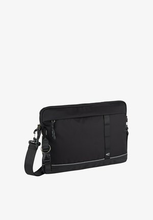 Sort messenger taske lavet af tekstureret stof har en lynlåslukning, justerbar rem, sølvfarvet accentbånd og to udvendige lynlås lommer.