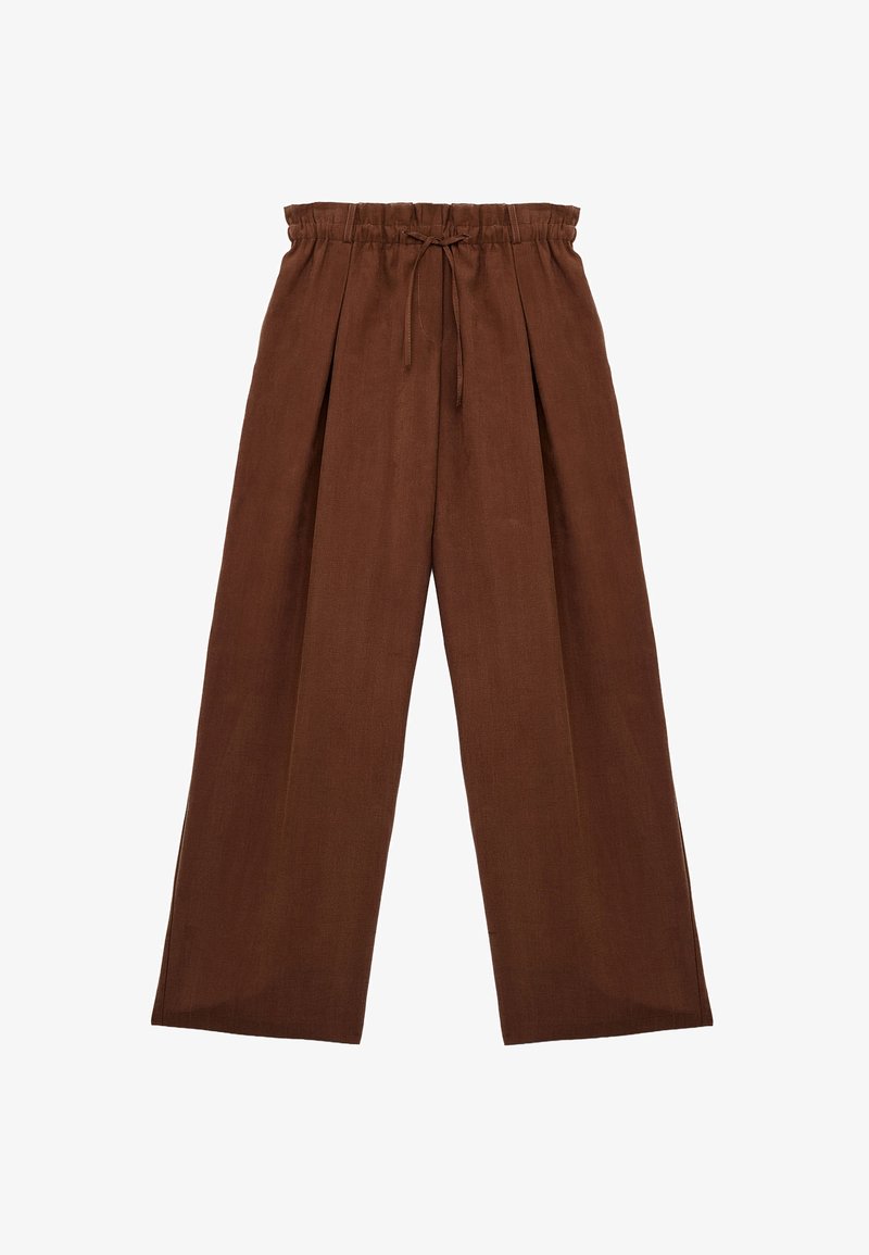 Pantalones de pierna ancha marrones, hechos de una tela suave. Cuentan con una cinturilla elástica y cordón ajustable, con pliegues para mayor textura.
