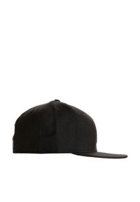 Casquette de baseball noire à visière incurvée, fabriquée en tissu texturé, comportant six œillets de ventilation et un logo brodé blanc à l'avant.