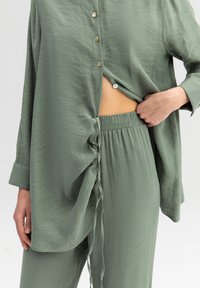 Touché Privé WAISTED SHIRT TROUSERS SET - Pantalones - khaki