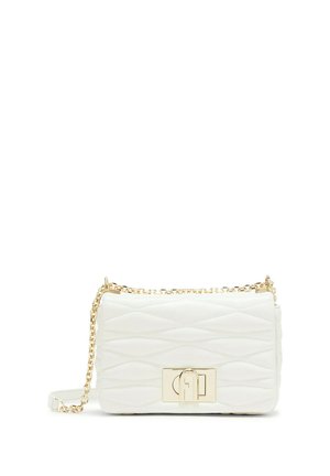 Bolso bandolera blanco de cuero acolchado con cadena dorada y cierre rectangular dorado en la parte delantera.