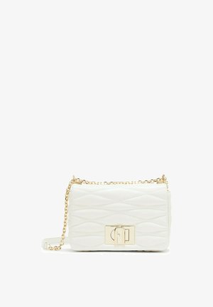 Witte doorgestikte leren schoudertas met gouden kettingriem en gouden rechthoekige gesp aan de voorkant.