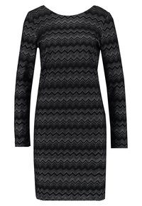 Czarna dopasowana sukienka z długim rękawem, z zygzakowym wzorem koronkowym i dekoltem w serek, do kolan, o dopasowanej sylwetce.