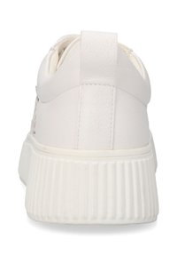 Weißer Ledersneaker mit strukturierter Oberfläche, ausgestattet mit einer gerippten weißen Sohle und einem Zuglasche an der Rückseite für einfaches An- und Ausziehen.