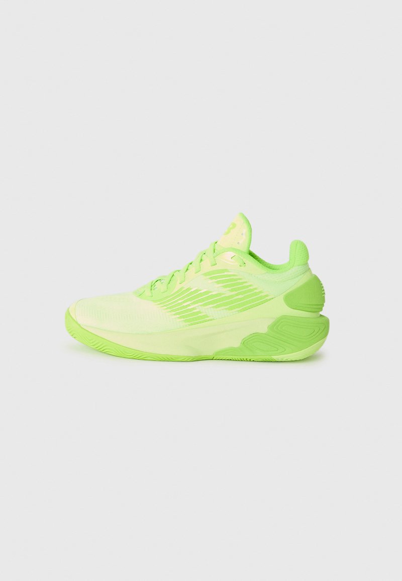 Neon grønne sportssko med et mesh-overdel, tekstureret sål og snørebåndsdesign. Accentueret med subtile striber og brandingdetaljer.