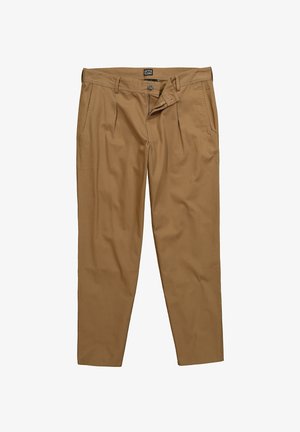 Pantalones de algodón color beige con corte recto, pliegues frontales y cierre de botón. Presentan bolsillos laterales y una etiqueta de la marca en la cinturilla.
