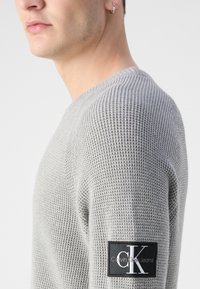 Calvin Klein Jeans BADGE EASY SWEATER - Maglione - gray heather