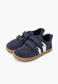 Scarpe per bambini di colore blu navy, realizzate in suede e materiale sintetico, con due cinturini regolabili in Velcro e righe bianche lungo i lati.