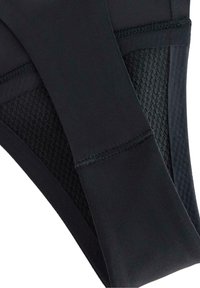 Schwarze Sportshorts aus glattem Stoff mit strukturierten Mesh-Einsätzen und verstärkten Nähten an den Säumen für Langlebigkeit.