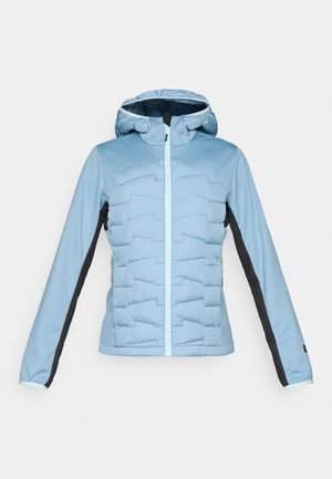 Chaqueta acolchada color azul claro con capucha, que presenta un cierre delantero con cremallera, textura acolchada y detalles en negro en los laterales y las mangas.