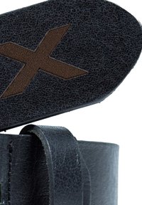 Zwarte leren sandaal met een gestructureerde voetbed met een bruin streep patroon en een brede band voor een veilige pasvorm.