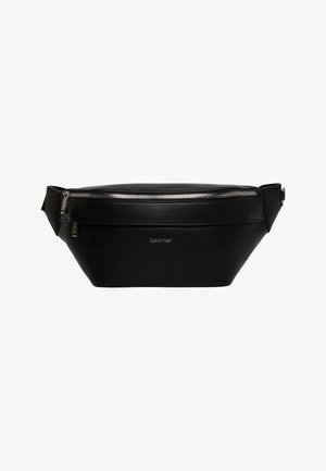 Riñonera de cuero negro Calvin Klein con cremallera plateada y correa ajustable, logo minimalista en el centro del frente.