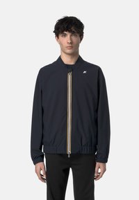 Giacca bomber navy realizzata in tessuto liscio, con una zip gialla e polsini a coste, e un logo minimalista sul petto.