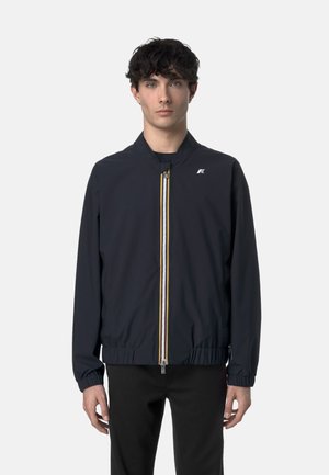 Giacca bomber navy realizzata in tessuto liscio, con una zip gialla e polsini a coste, e un logo minimalista sul petto.
