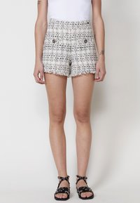 Lühikesed püksid - crudo off white