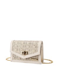 Borsa a mano beige con texture e motivo intrecciato, hardware dorato e tracolla a catena. Presenta una chiusura a patta e un accento metallico con branding.