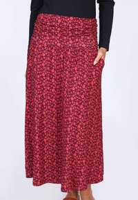 Langes Rock mit Blumenmuster in Pink- und Rottönen, ausgestattet mit einem gerafften Bund und Taschen für zusätzlichen Nutzen.