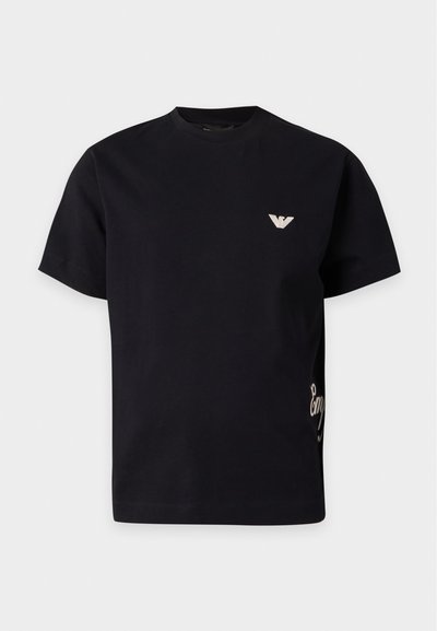 Μαύρο κοντομάνικο T-shirt με μικρό λευκό λογότυπο στο αριστερό στήθος και μερική λευκή επιγραφή στη δεξιά πλευρά.