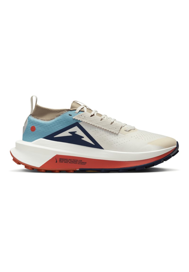 Scarpa da corsa con una tomaia leggera beige, accenti blu e logo navy. Presenta una suola rialzata multicolore con grip testurizzato.