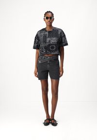 Karl Lagerfeld Jeans OVERSIZE CROP TEE - Print T-shirt - bandana black