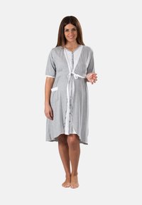 Roba da maternità grigia con maniche corte, bordatura bianca, chiusura frontale con bottoni e cintura in tessuto. Caratterizzata da una tasca e un motivo a pois sottostante.