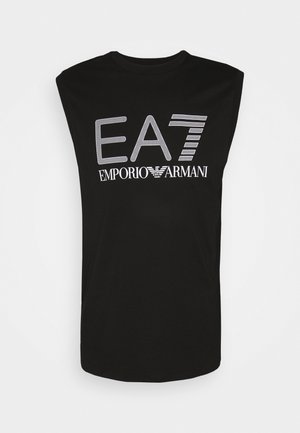 Czarny bezrękawnik z dużym białym logo "EA7" i "EMPORIO ARMANI" umieszczonym na środku przodu na jednolitym tle.