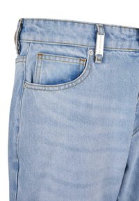 Lyseblå denimjeans med klassisk femlommersdesign, synlige sømmer, metallknapp, og en merkelapp på livet.