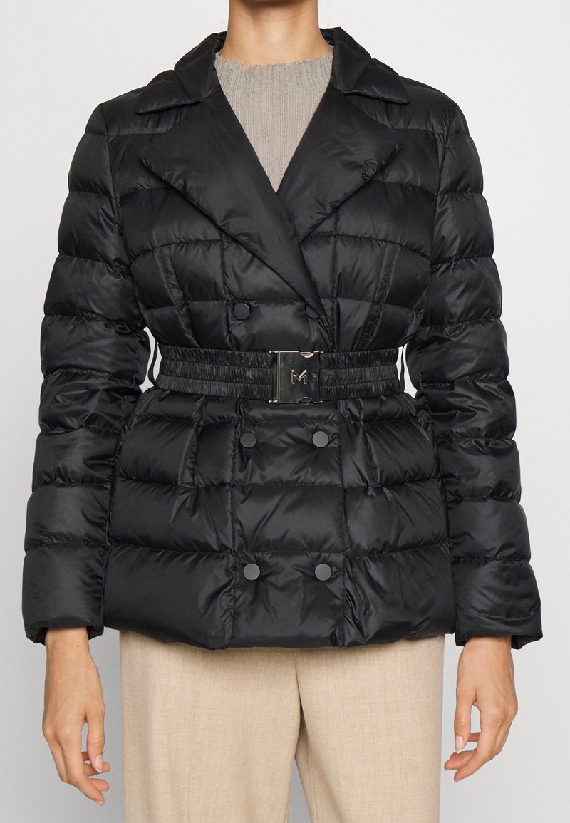 Černá péřová bunda s dvouřadým designem, pásečkem v pase, dvěma velkými knoflíky a lesklým nylonovým materiálem. Texturovaný, prošívaný povrch.