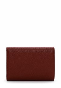 Portefeuille en cuir brun texturé, debout fermé sur un fond blanc.