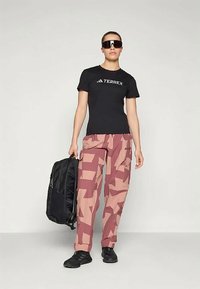 adidas Terrex XPLORIC CARGO PRINTED - Friluftsbyxor - quiet crimson/warm clay/preloved fig/preloved crimson